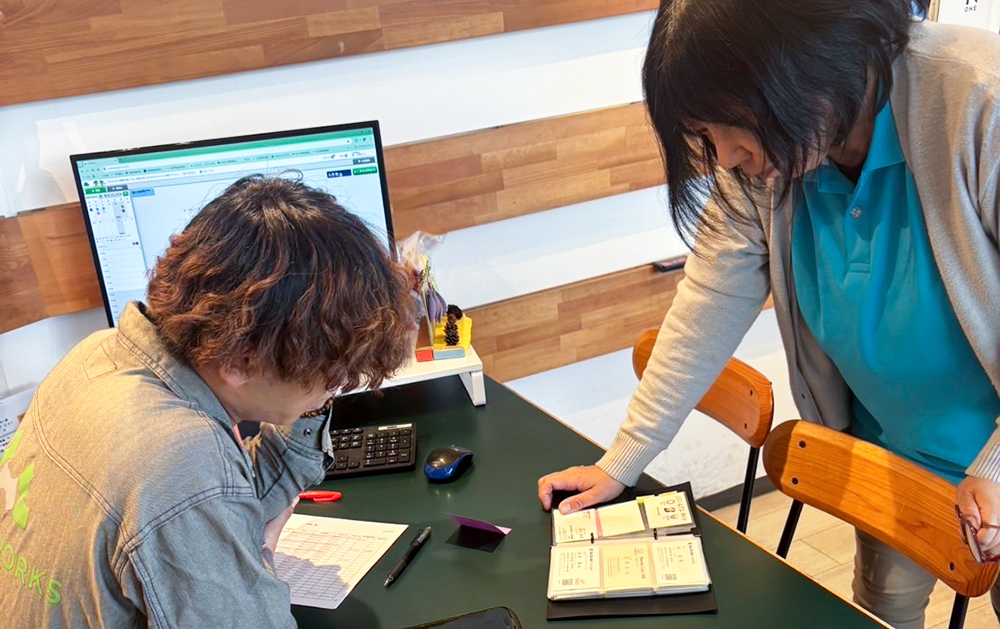 困っているお客様がいたら<br />
すぐに自分にできることを探す