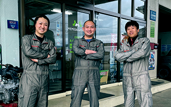 仕事はチームプレー！<br />
社員同士が家族のように<br />
信頼し合える関係